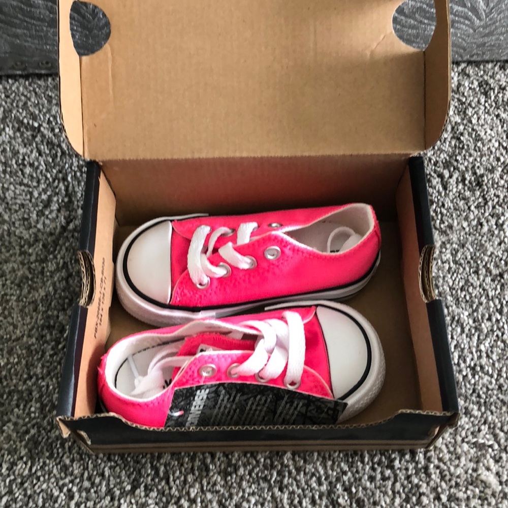 Baby converse in hot pink